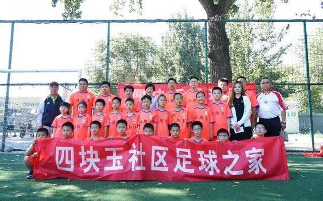东城体育馆路街道成立足球队，老北京队员当教练