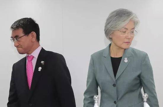  8月2日，在美国国务卿蓬佩奥协调下，日本外相河野太郎、韩国外长康京和举行会谈（来源：共同社、韩联社）