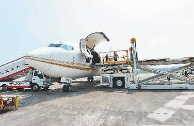 8月20日，一架B737中国邮政国际货邮航班从浙江义乌机场直飞日本大阪关西机场，由此标志着中国邮政“义乌-大阪”国际货邮航线首航成功。龚献明摄（人民图片）