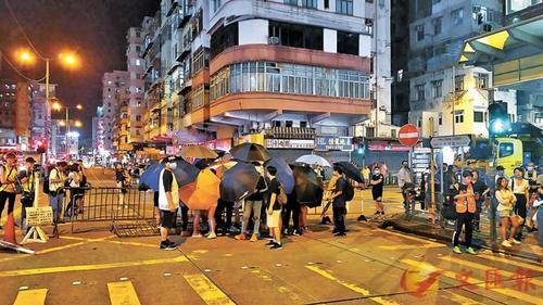 暴徒在深水埗钦州街与汝州街交界堆设路障堵路。香港文汇报记者摄