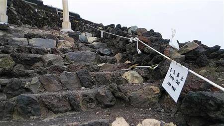 富士山山顶堆积的石块（产经新闻）