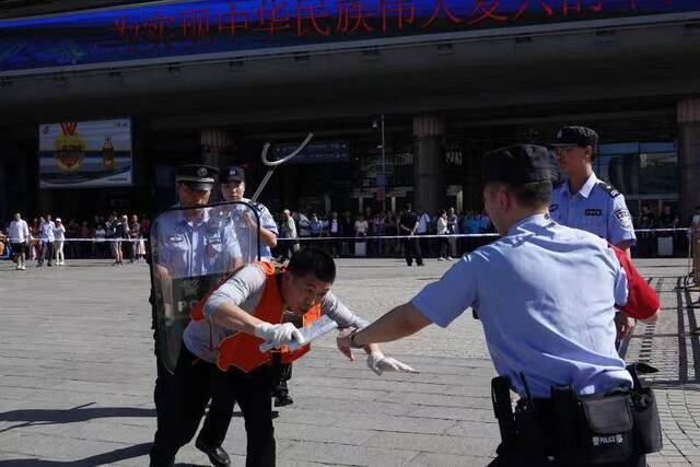 北京西站警方应急演练，1分钟处置“持刀涉毒人员”