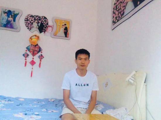 饶小虎在家中接受新京报采访，三年前，他身陷泰国一起毒品走私案。新京报记者肖薇薇摄