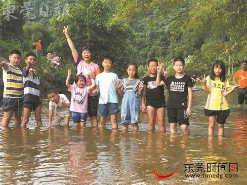 山区游学夏令营两地孩子“变形计”