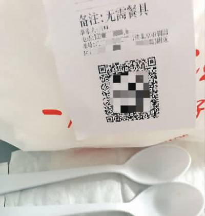 消费者点了约合常规2人分量的餐食，并在外卖订单中备注“无需餐具”，但是送来的外卖里仍附带了2套餐具。本报记者李婕摄