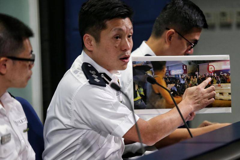 香港警方发布会：有警员跌倒后仍被追打