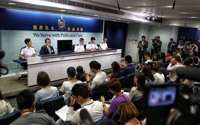 香港警方发布会：有警员跌倒后仍被追打