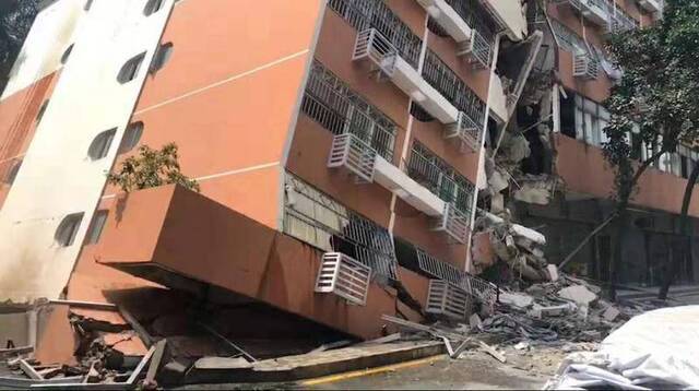深圳罗湖一6层居民楼倾斜殃及旁边楼房，暂无伤亡报告