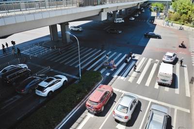 部分路段通行不畅探访：道路变窄道减少，路口未设红绿灯