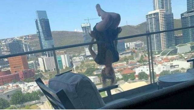 当地媒体称，这名女子在阳台练习“极限瑜伽”时不慎坠落（图源：福克斯新闻网）