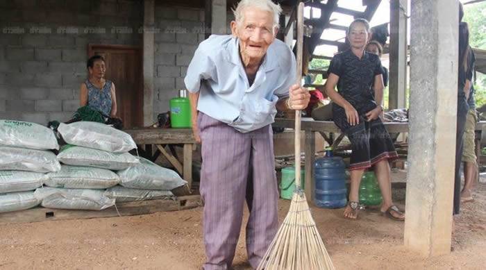 泰国东北部乌隆他尼省村庄发现一名年龄或达128岁的老人Orn Parnchompoo