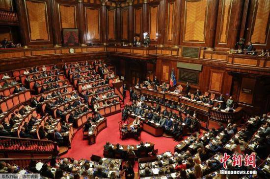 资料图：当地时间8月20日，意大利总理孔特在国会发表讲话，宣布将辞去总理一职。图为意大利国会。