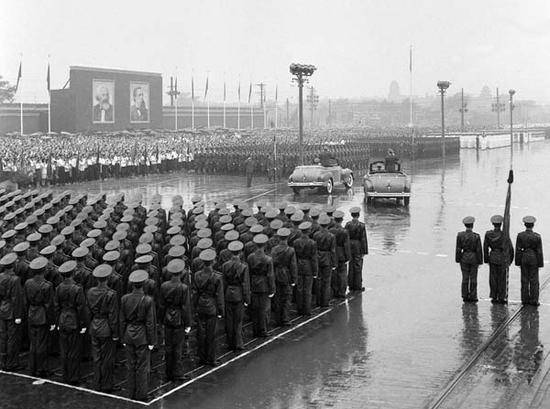 1956年10月1日，冒雨接受检阅的部队。图源：中国军网