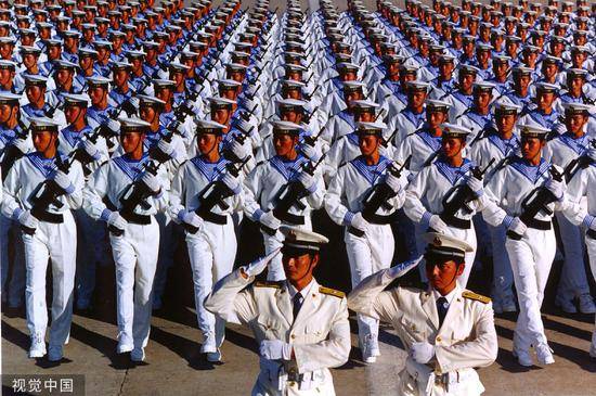 1999年，国庆50周年阅兵水兵方队。图源：视觉中国