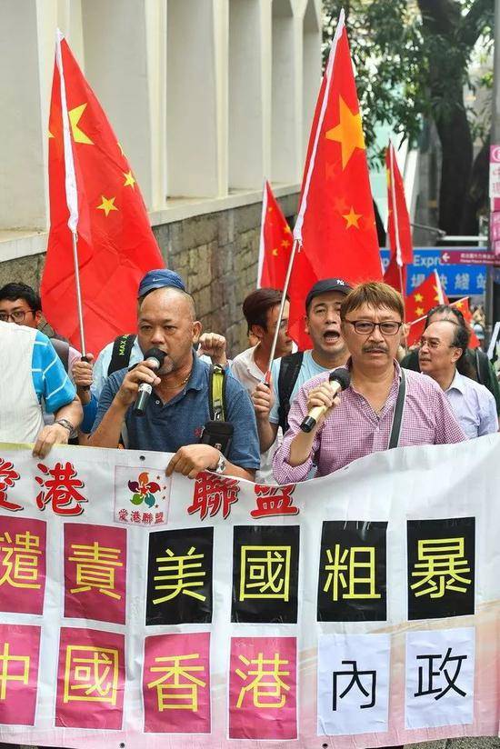 参与游行的市民向美国驻港总领事馆前进。（图源：新华社）