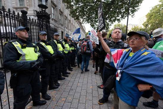 8月28日，在英国伦敦，人们在唐宁街10号首相府外抗议。新华社发（雷伊·唐摄）