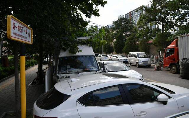 北京多区增设电子收费停车位 为啥得不到车主青睐？