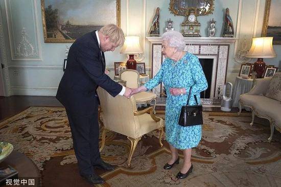 ▲当地时间2019年7月24日，新任保守党领袖鲍里斯·约翰逊抵达白金汉宫，获英国女王伊丽莎白二世接见，并被任命为新任英国首相。