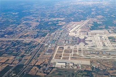 5月27日，从飞机上俯瞰大兴国际机场。临空经济区起步区位于新机场东北侧，占地20平方公里。图/IC photo