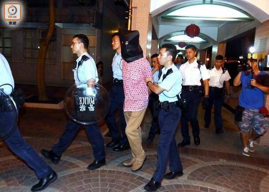 （涉事男子被捕并被警方带走，图源：香港“东网”）