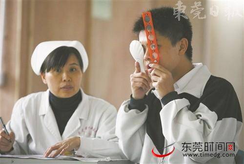 10岁男童近视4年增500多度，近视的加深与戴眼镜有关吗？