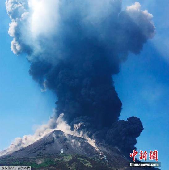 意大利斯特龙博利火山再喷发 熔岩流引发山火(图)