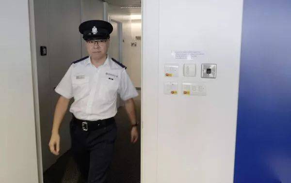 ▲被网友称为“唐僧阿sir”的香港警务处沙田警区行动主任总督察、谈判专家林景升。（新华社）