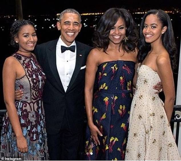 奥巴马夫妇与两个女儿（《每日邮报》）