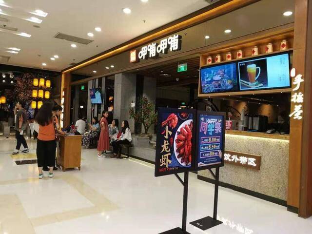 同店销售、翻台率下滑，呷哺呷哺靠开店促销保营收