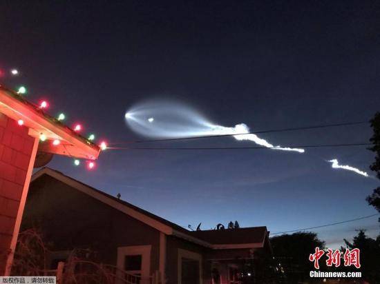 资料图：当地时间2017年12月22日，美国加州上空出现的景象，看起来像是外星人的入侵，或者像有人在天空中打出一个洞。而那实际上是一个多级火箭的发射场景。