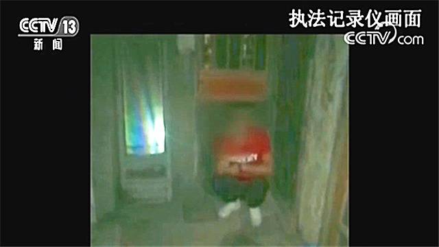 现实版“警匪战”！一男子手持凶器狂奔警察紧追不舍……