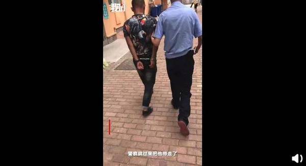 小偷进男生宿舍行窃 结果被一群体育生包围(图)