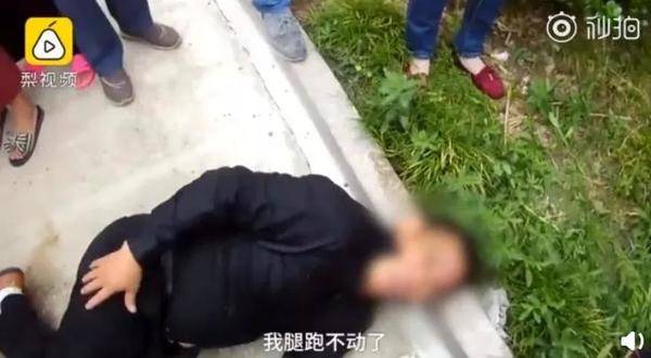 小偷进男生宿舍行窃 结果被一群体育生包围(图)