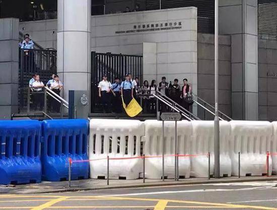 香港警方今天布置5000警力 黄之锋现身