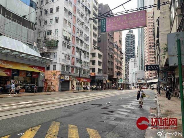 香港大批示威者进行非法游行 街边店铺关门停业