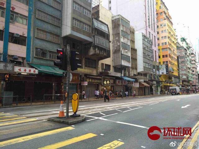 香港大批示威者进行非法游行 街边店铺关门停业