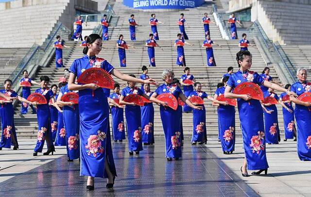 老年大学300人集体快闪《我和我的祖国》亮相世纪坛