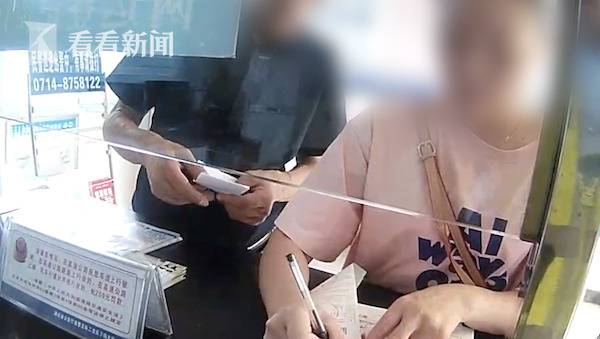 女子无证驾驶高速上开5码 民警：你还没电动车快