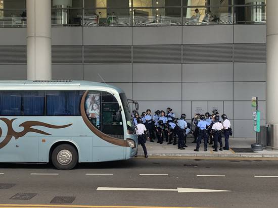 图为旅游巴士接载防暴警察到场（来源：港媒）