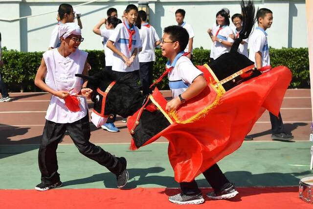 开学第一天学校举办“一带一路”主题嘉年华组图