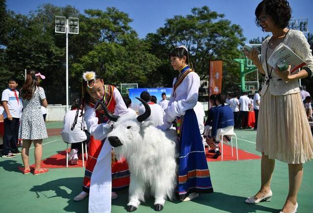 开学第一天学校举办“一带一路”主题嘉年华组图