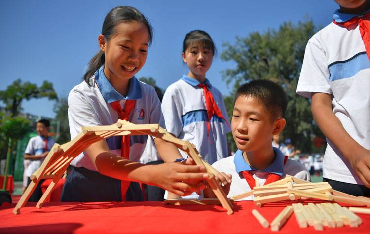 开学第一天学校举办“一带一路”主题嘉年华组图