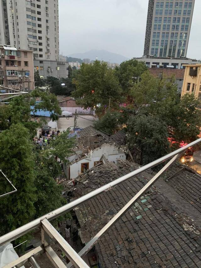 南京一平房爆燃致6人受伤，目击者称有房顶被掀翻