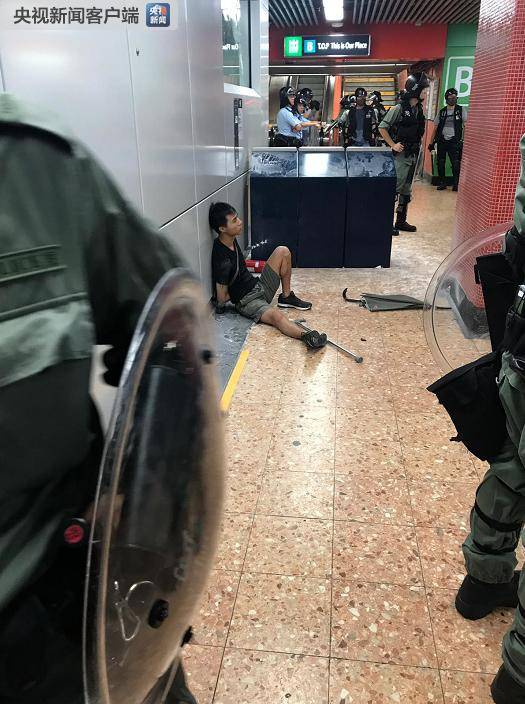 港铁旺角站遭激进示威者大肆破坏 警方现场抓捕