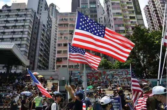 香港街头又现纵火袭警 长安剑：暴徒还能蹦跶多久