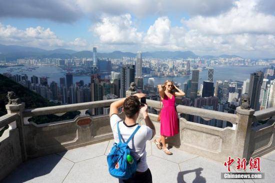 香港著名旅游景点太平山顶游客稀少。中新社记者张炜摄