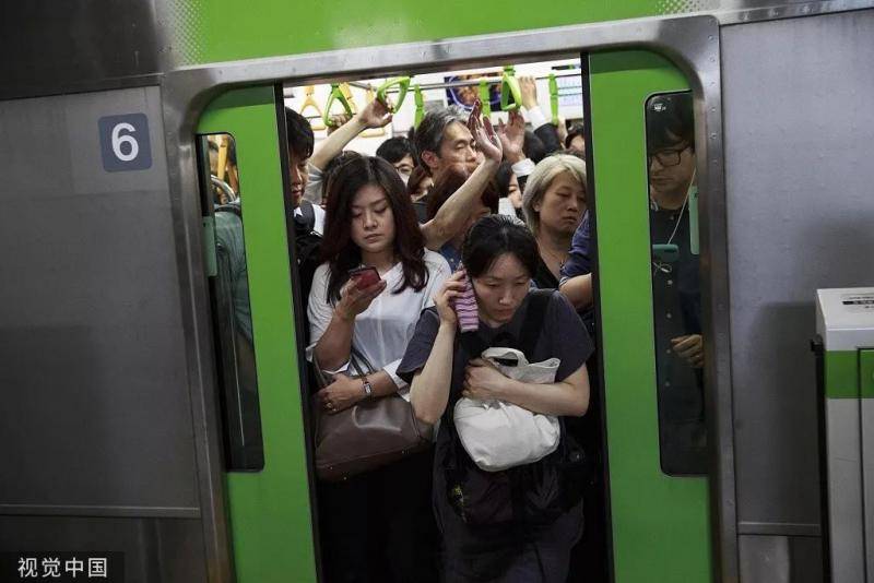 列车行驶到日本东京品川站，人满为患。/视觉中国