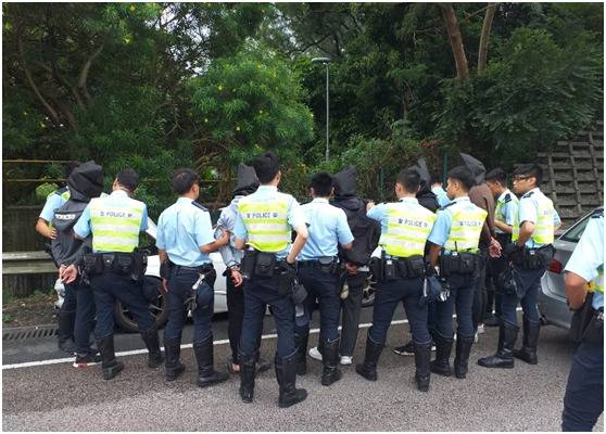 9月1日，港警在粉岭公路逮5人。（图片来源：东网）