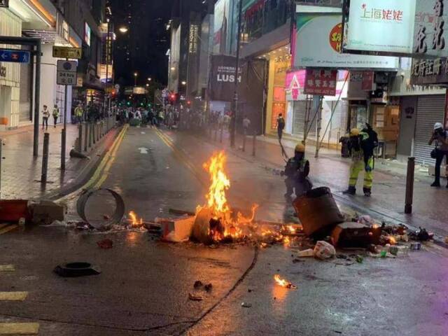 暴力示威者31日在香港多地纵火（环球时报-环球网/陈青青）