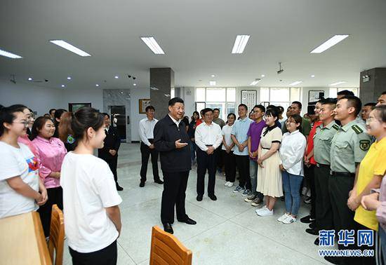 2019年7月15日至16日，中共中央总书记、国家主席、中央军委主席习近平在内蒙古考察并指导开展“不忘初心、牢记使命”主题教育。这是16日上午，习近平在内蒙古大学图书馆同学生们亲切交谈，勉励他们志存高远、脚踏实地、发奋图强。新华社记者谢环驰摄